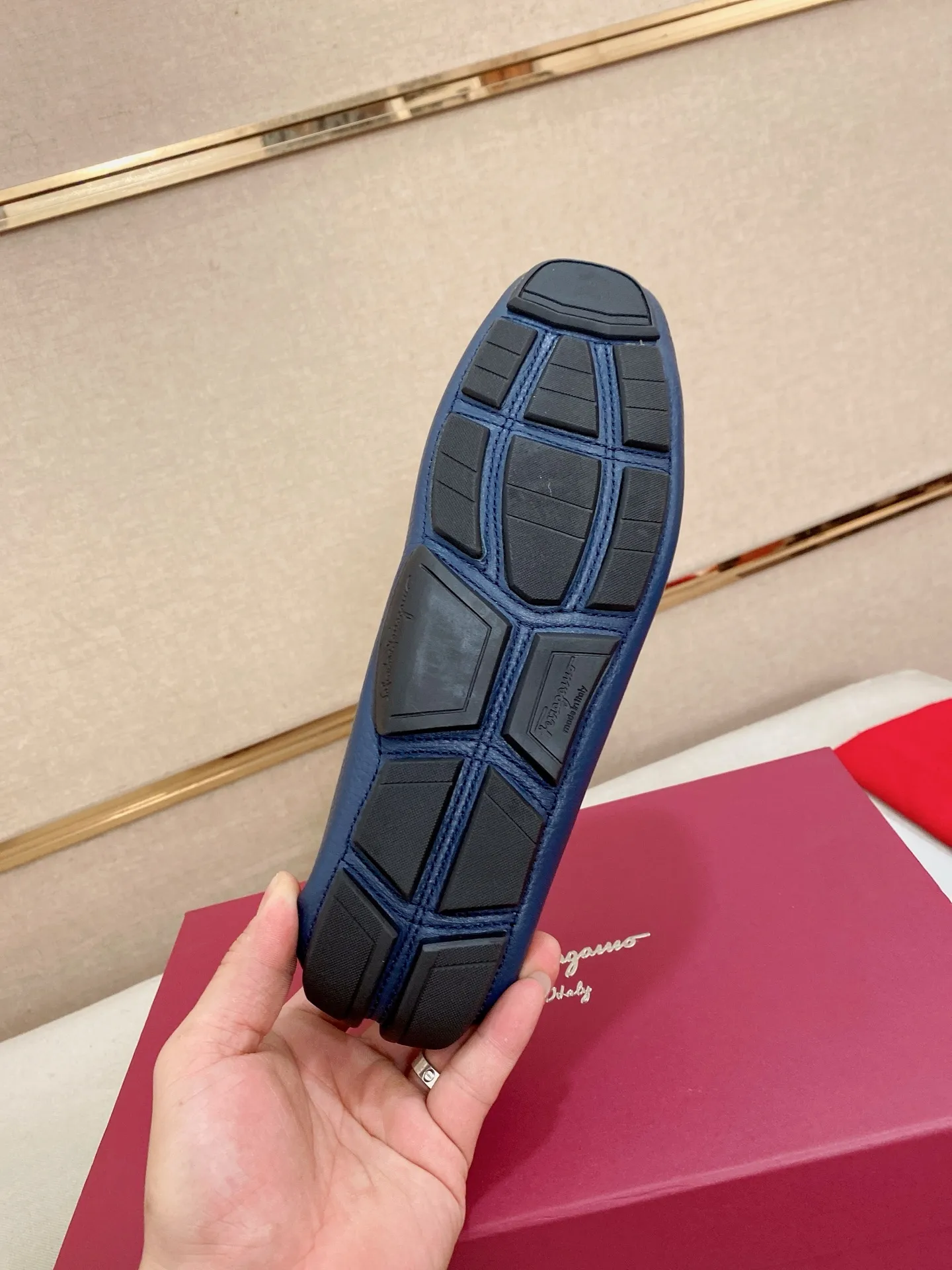 Men's shoes💰: 560💰High-end quality! Ferragamo🆕🆕Exclusive hot-selling products in stock🔥🔥New products on the shelves, high-quality Ferragamo men's pea shoes, high-end casual driving shoes, with complete packaging! 💪 💪 Material: imported first-layer pebbled cowhide 🐂 + imported high-quality water-dyed cowhide lining + wear-resistant outsole 👍🏻👍🏻 Features: high-end and comfortable, purely handmade 🚀 🚀 Create the perfect shoe that suits you best 🔥 🔥 Size: (38-44) 45 standard size can be customized!